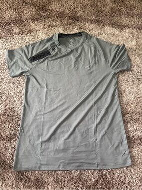 VANQUISH ESSENTIAL STEEL GREY PERFORMANCE SHORT SLEEVE T SHIRT